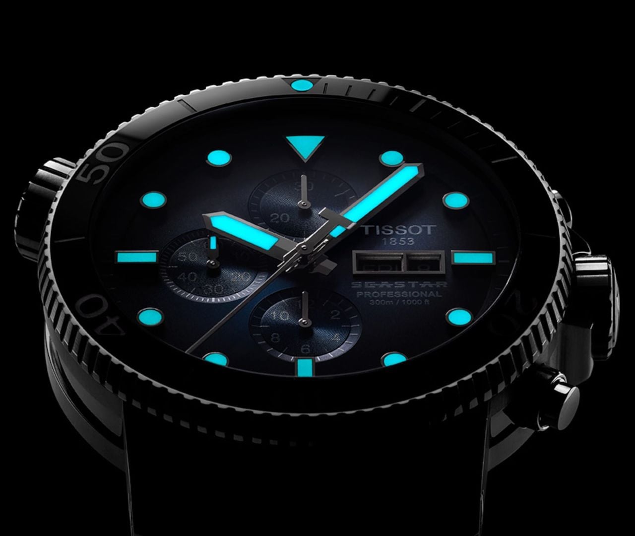 
„Tissot“ „Super-LumiNova“ dangos iliustracija: tamsoje švytinčios rodyklės ir valandų žymos
